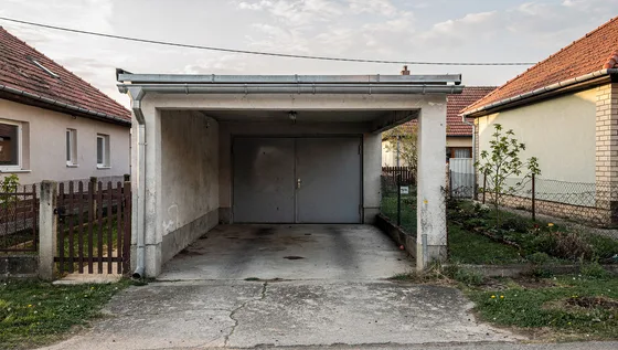 Zárt garázs eladó — Baja — Baja
