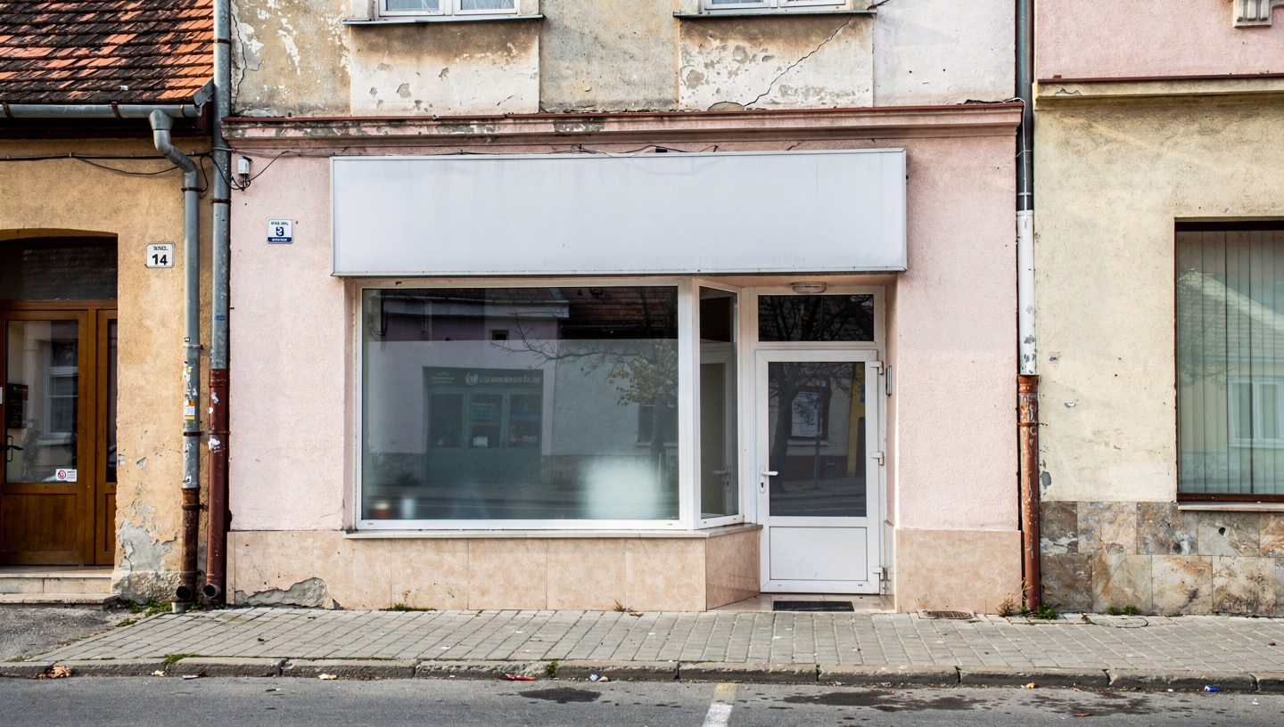 Kiadó üzlethelyiség Békéscsaba forgalmas pontján — Békéscsaba