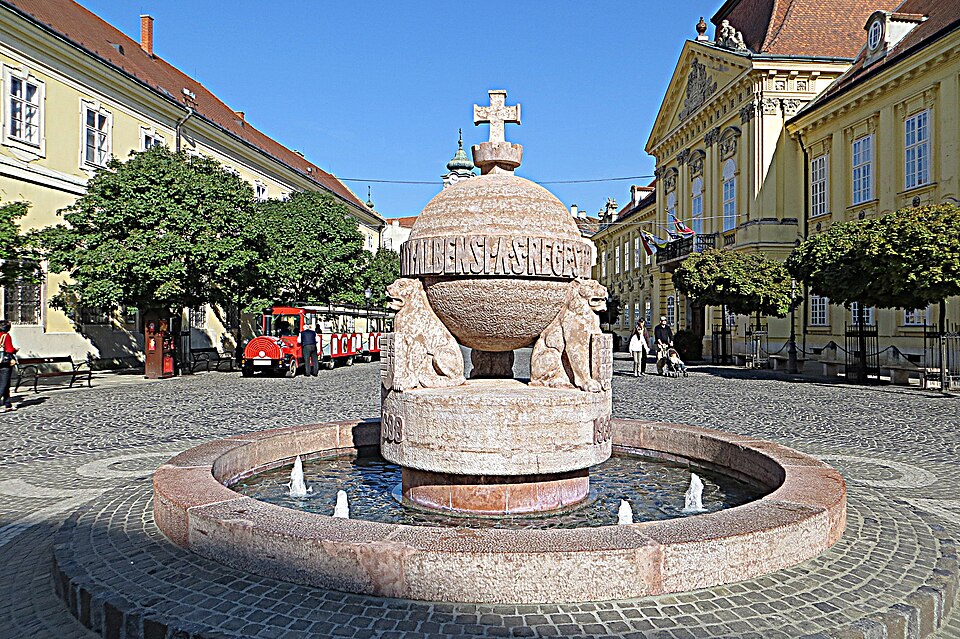 Székesfehérvár — székesegyház és püspöki palota (panoráma)