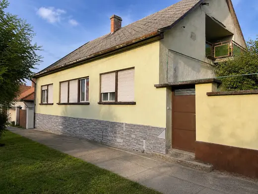 🏡 ELADÓ TÖBB LEHETŐSÉGET KÍNÁLÓ CSALÁDI HÁZ SÜKÖSD KÖZPONTJÁBAN! 📍 Sükösd, Dózsa György út – közvetlen főút menti elhelyezkedés — Sükösd